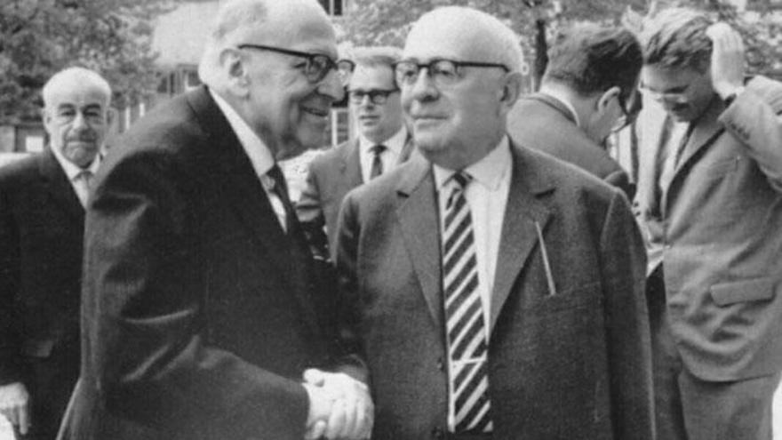 Max Horkheimer (en primer plano a la izquierda), Theodor Adorno (en primer plano a la derecha) y Jürgen Habermas (en el trasfondo, a la 
derecha) en Heidelberg (1964).