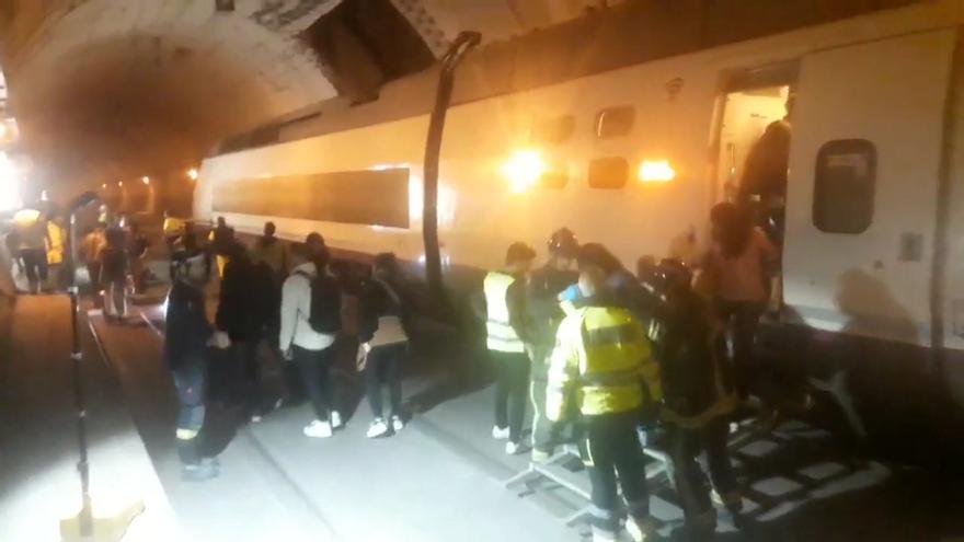 Rescate de los 115 pasajeros atrapados en un AVE en Barcelona-Sants