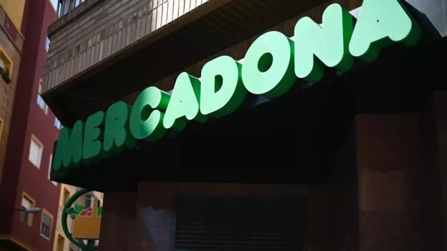 La multinacional que gestiona Grancasa en Zaragoza se hace con la propiedad de nueve supermercados de Mercadona en España, uno de ellos en Aragón