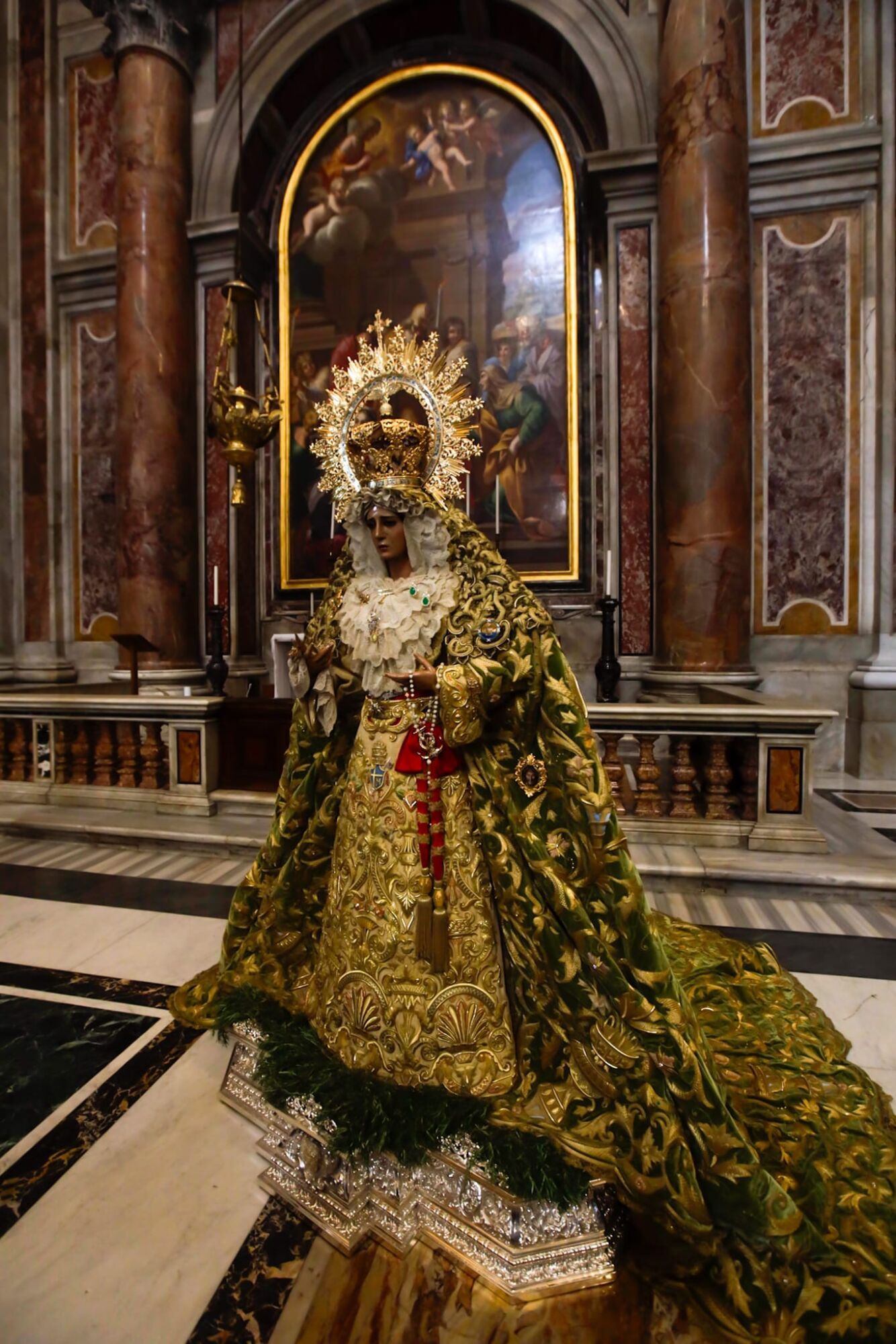 La Virgen de la Esperanza y el Cristo de la Expiración (El Cachorro), de Sevilla, están expuestos al culto en la Basílica de San Pedro