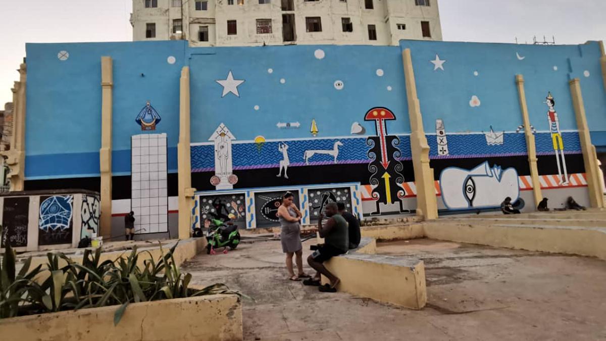 Así pintó Nelson Villalobos la medianera más grande de La Habana al ritmo de música cubana