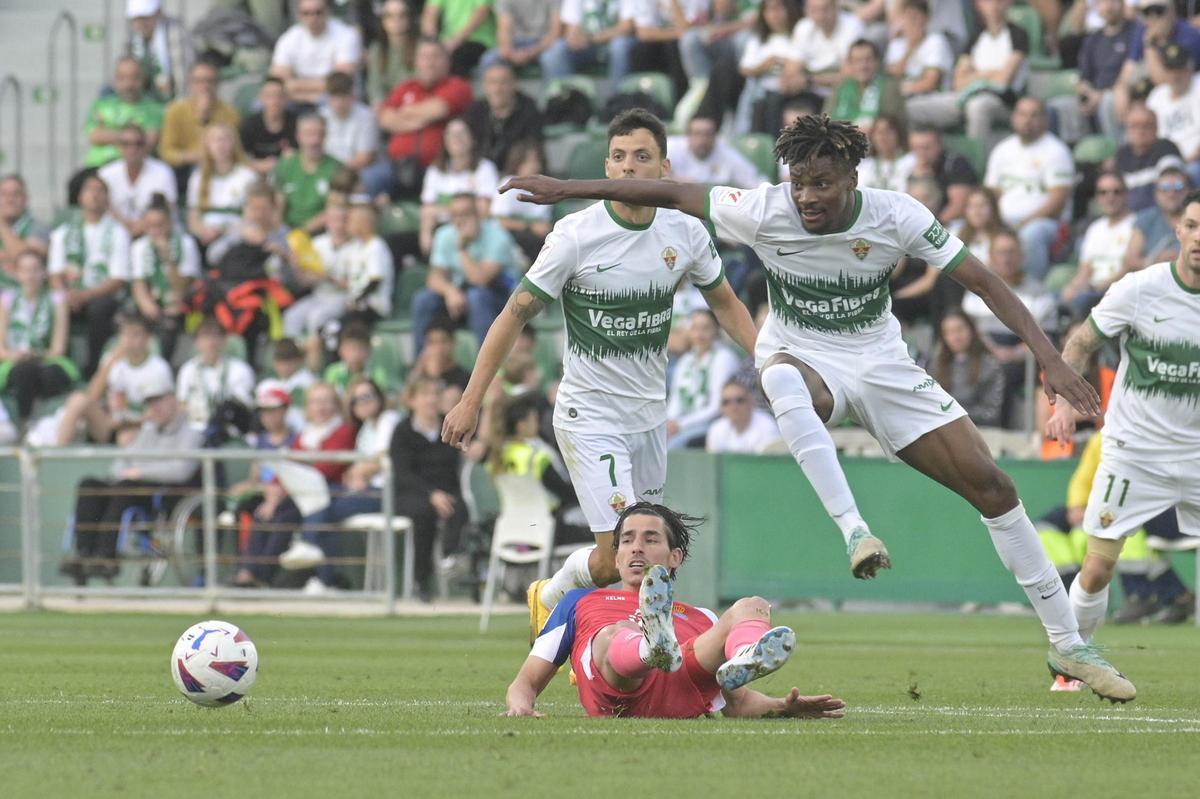 Pere Milla, en el suelo, tras una disputa con John Chetauya