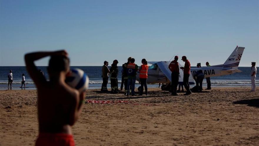 Mueren dos bañistas al aterrizar una avioneta en una playa