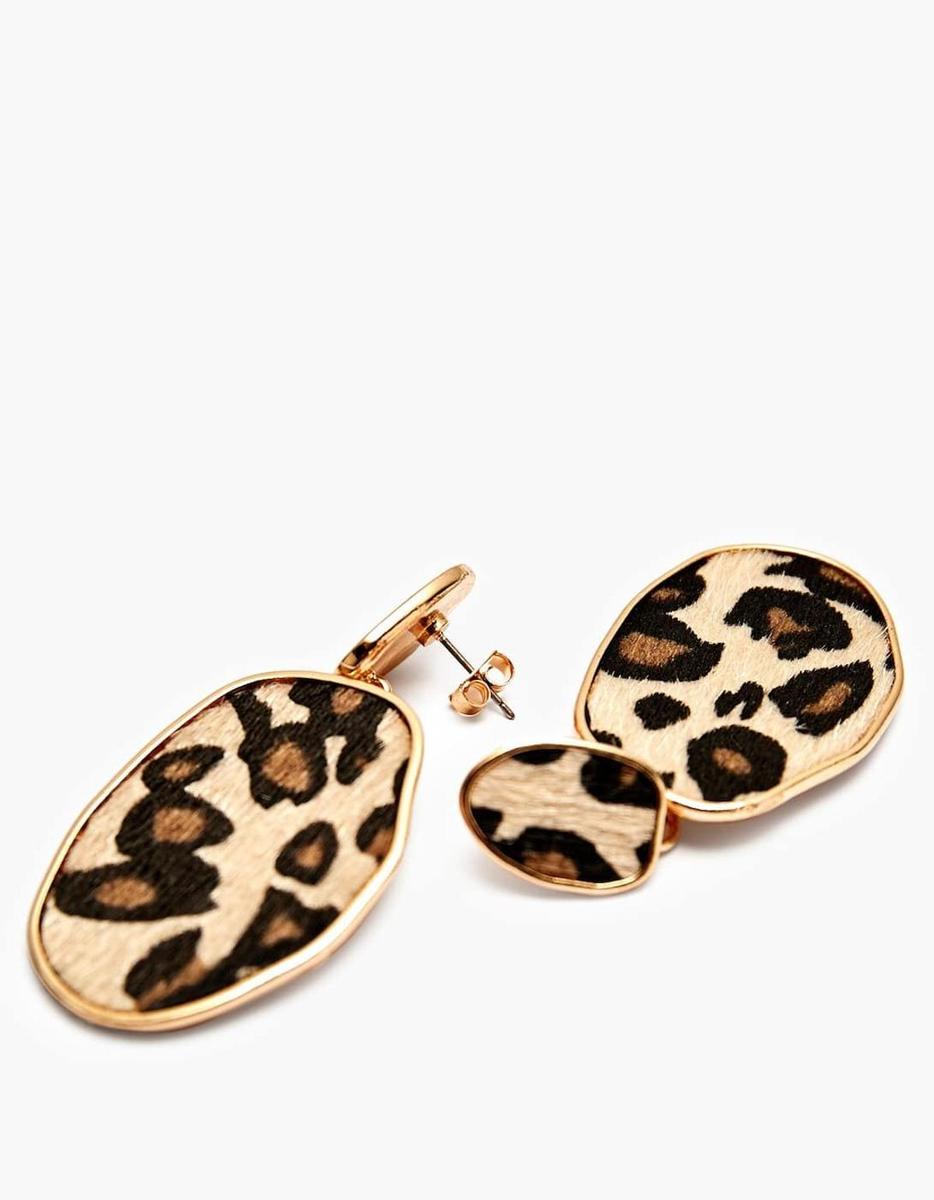 Pendientes de leopardo de Stradivarius. (Precio: 5, 99 euros)