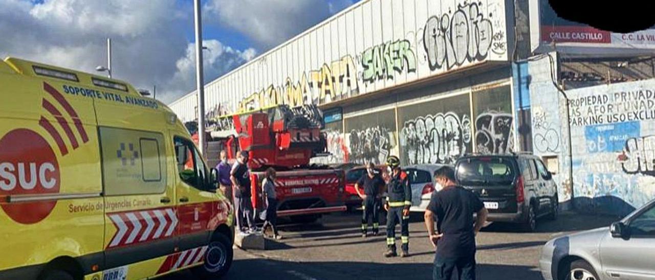 Nave donde ocurrió el accidente laboral, bomberos y una ambulancia.