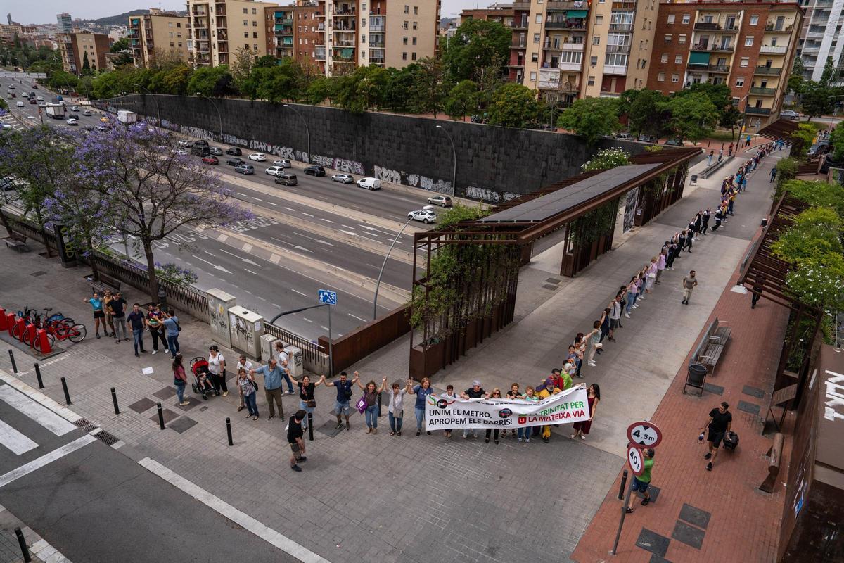 Reclaman con una cadena humana en Trinitat Nova i Vella para reclamar el alargamiento de la L3