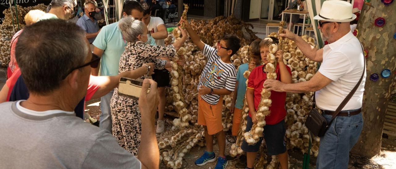 Familias enteras escogen la mejor ristra durante la Feria del Ajo celebrada en las Tres Cruces.