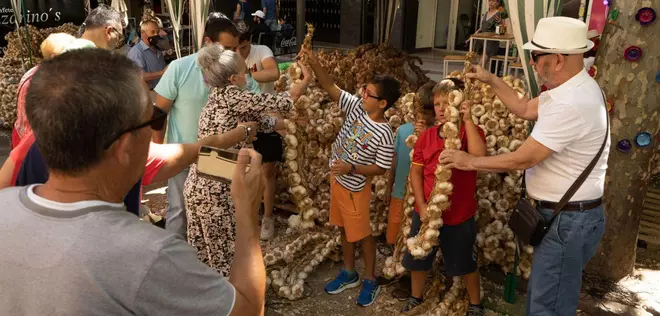 La Feria del Ajo agota existencias en su regreso a la “esencia” de Tres Cruces