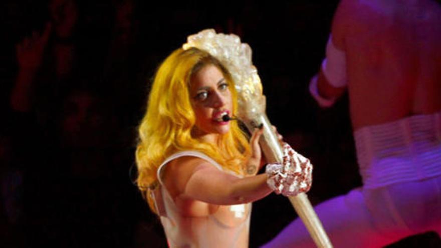 Lady Gaga recibe el sacrificio de 55.000 fieles