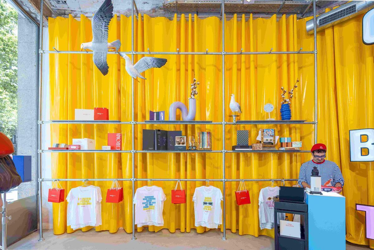 La tienda temporal de Etnia Barcelona es una oda al arte y al verano en la capital catalana.