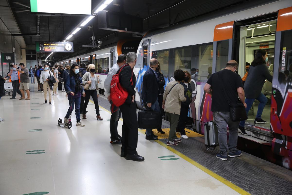 Pasajeros acceden a los trenes durante la cuarta jornada de huelga de Rodalies. En la imagen, la estación de Sants.