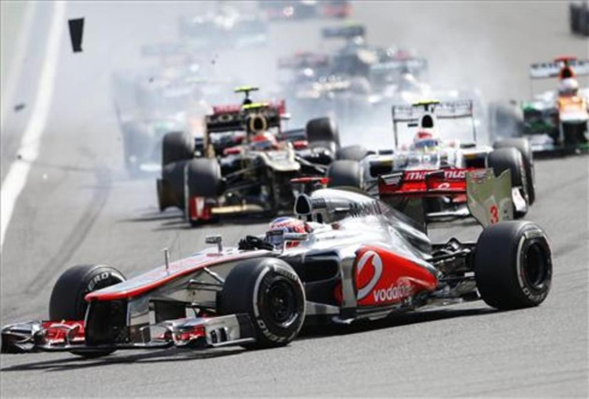Momento en que el Lotus de Romain Grosjean (al fondo) colisiona con el McLaren de Hamilton (tercer coche). En primer término, Jenson Button.