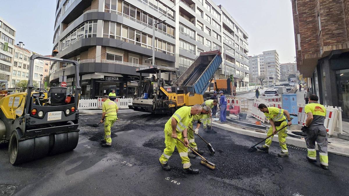 Obras de asfaltado en Vigo.