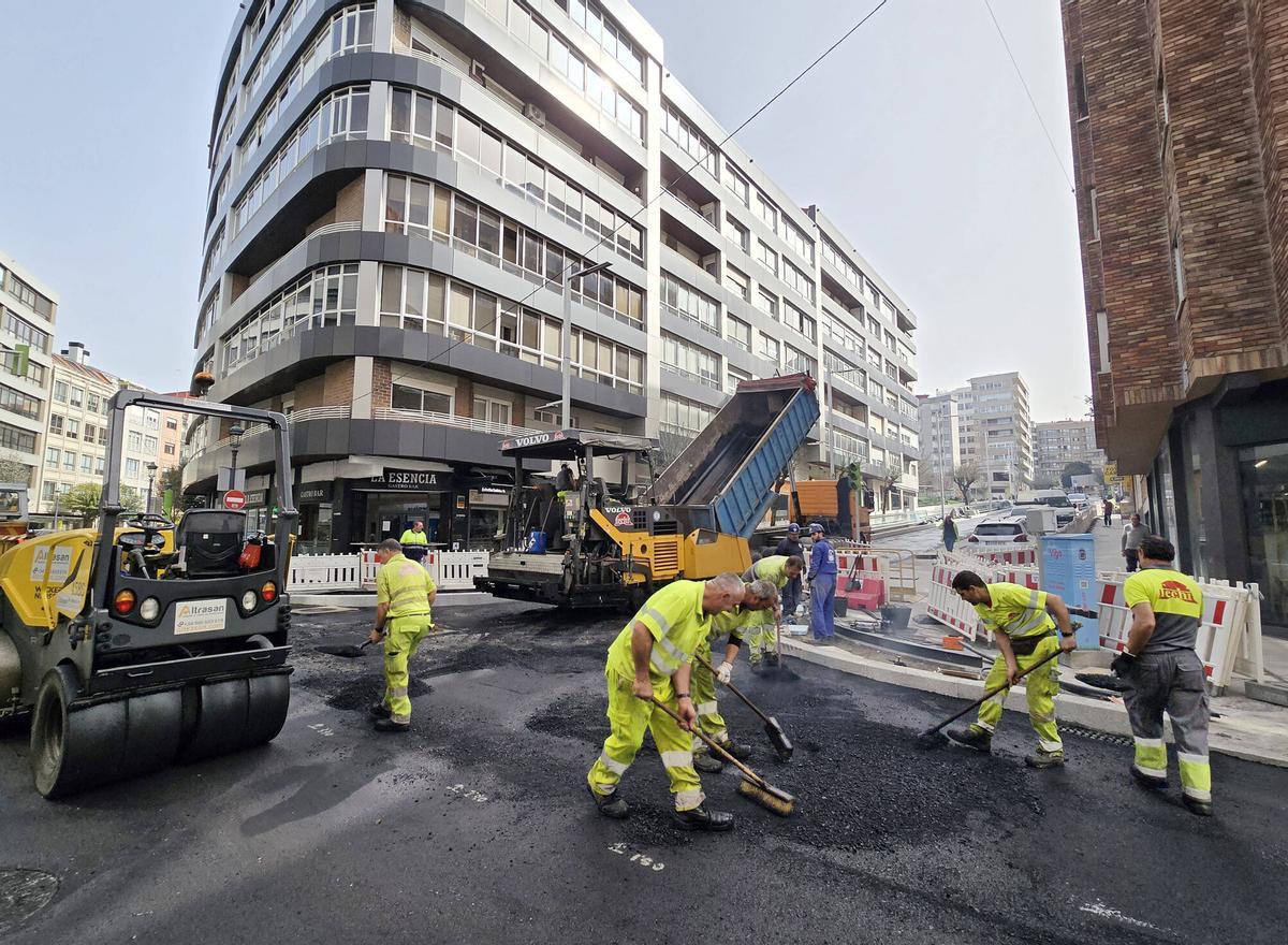 Operarios trabajando en una obra del Concello de Vigo.