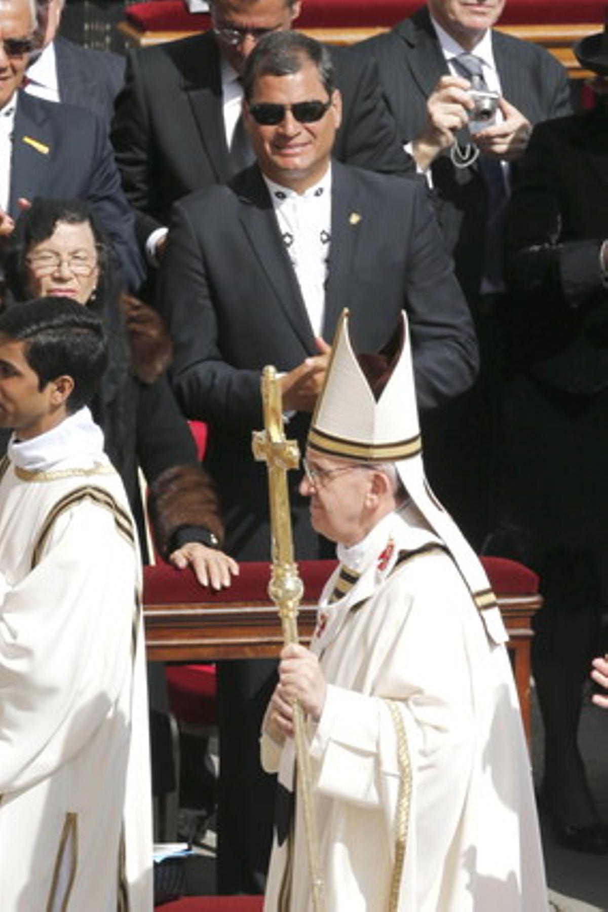 El president d’Equador, Francisco Correa, observa el nou papa.