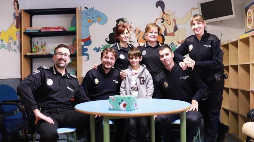 La Policía de Huesca visita a los niños y niñas ingresados en el Hospital San Jorge