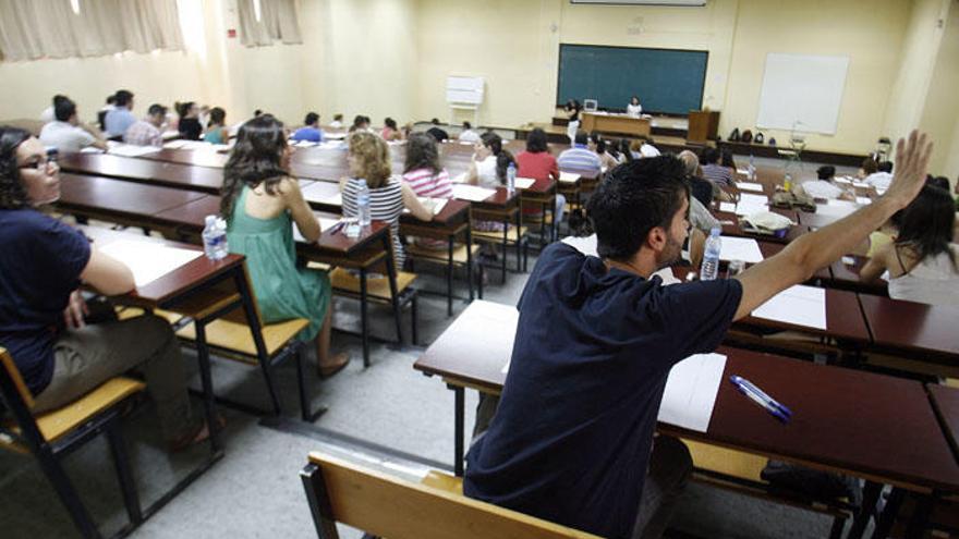 Imagen de archivo de una prueba escrita de las oposiciones a maestro de Infantil y Primaria, en la Facultad de Medicina.