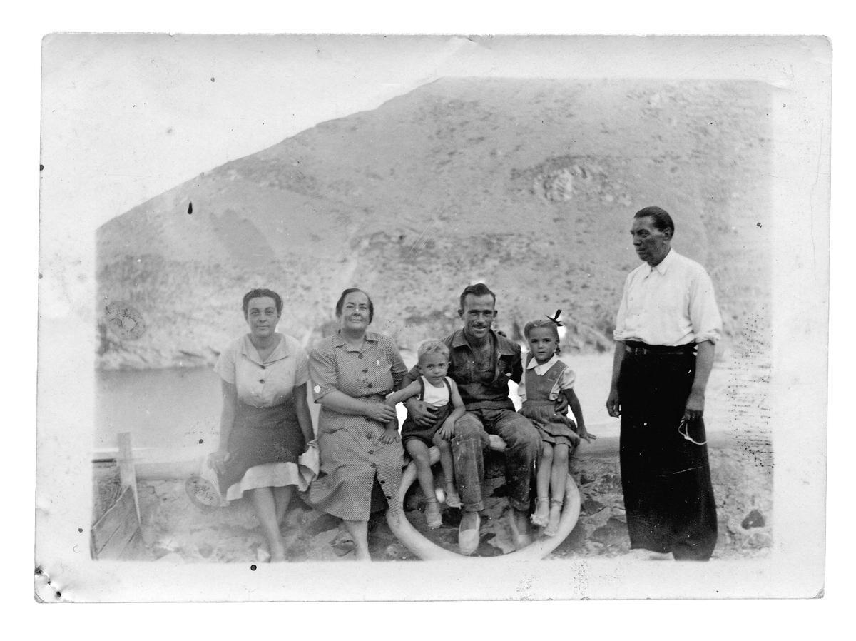 Tres generacions de la família, a Colera: Maria, Felicitat, Josep M., Alfons, Josefina i Josep