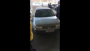 Un delincuente marroquí pasó a territorio español embistiendo con su coche los controles de la frontera de El Tarajal (Ceuta).
