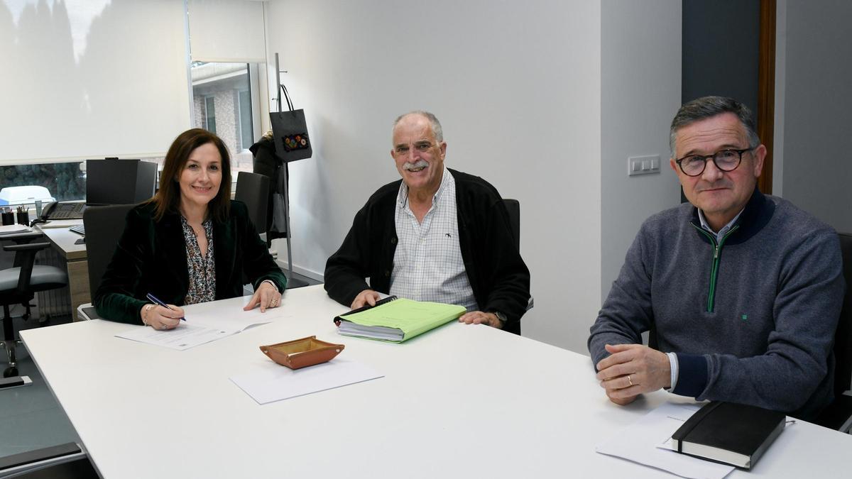 Xoan Xesús Carril, no centro, durante o encontro con Agader.