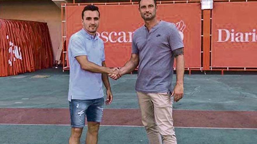 Pablo Valcarce, ayer en Son Moix junto al director deportivo del Mallorca Javier Recio.