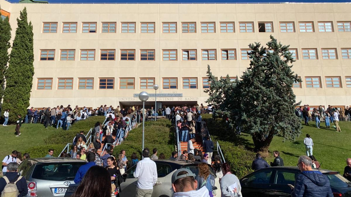 Imagen de este domingo en la Facultad de Económicas de la Complutense donde RTVE había convocado el examen de oposición a periodista cancelado tras las filtraciones.