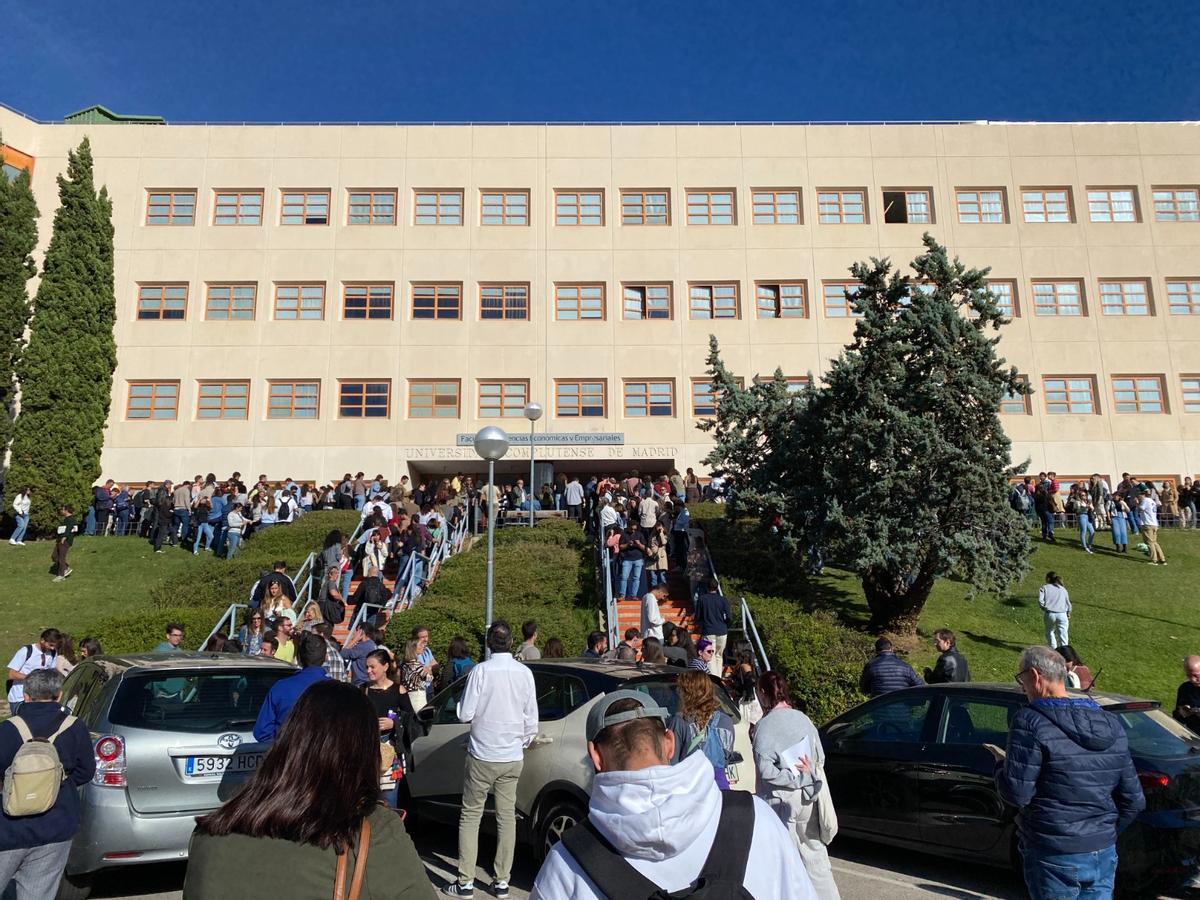 Imagen de este domingo en la Facultad de Económicas de la Complutense donde RTVE había convocado el examen de oposición a periodista cancelado tras las filtraciones.
