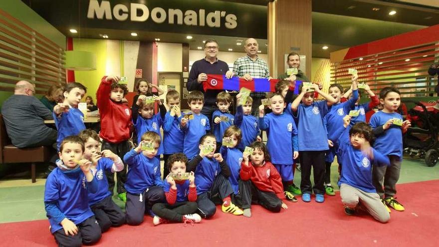 Alumnos de la escuela de iniciación de la UD Ourense, ayer, con directivos del club y el franquiciado de Mcdonald&#039;s. // J. Regal