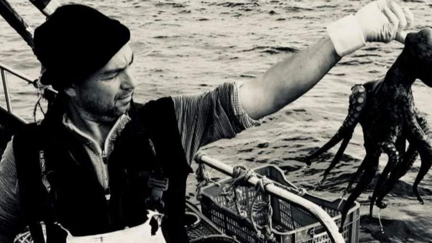 Xosé Iglesias facendo labores de pesca.   | // XOSÉ IGLESIAS