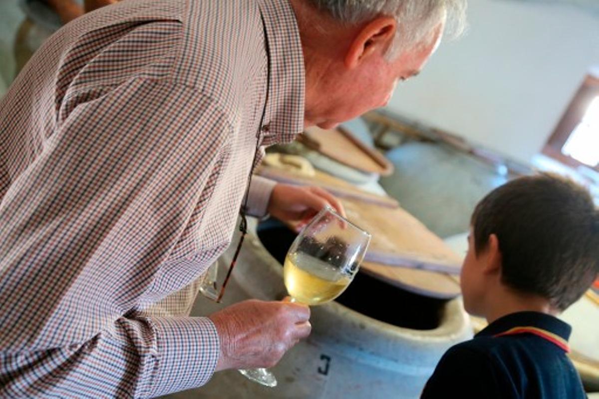 Un niño descubre el vino de tinaja en un lagar de Montilla.