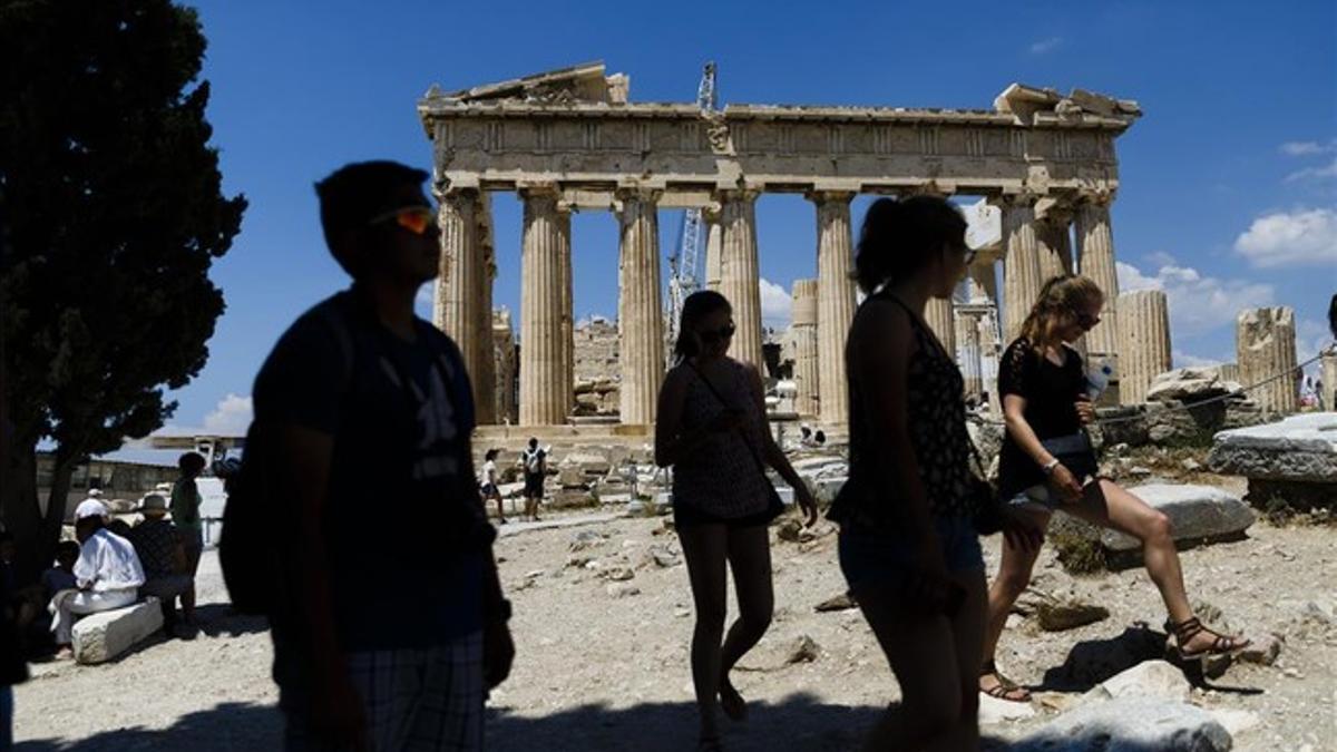Turistas en la antigua Acropolis, en Atenas