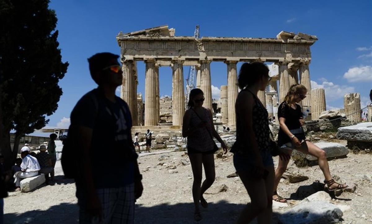 Turistas en la antigua Acropolis, en Atenas.