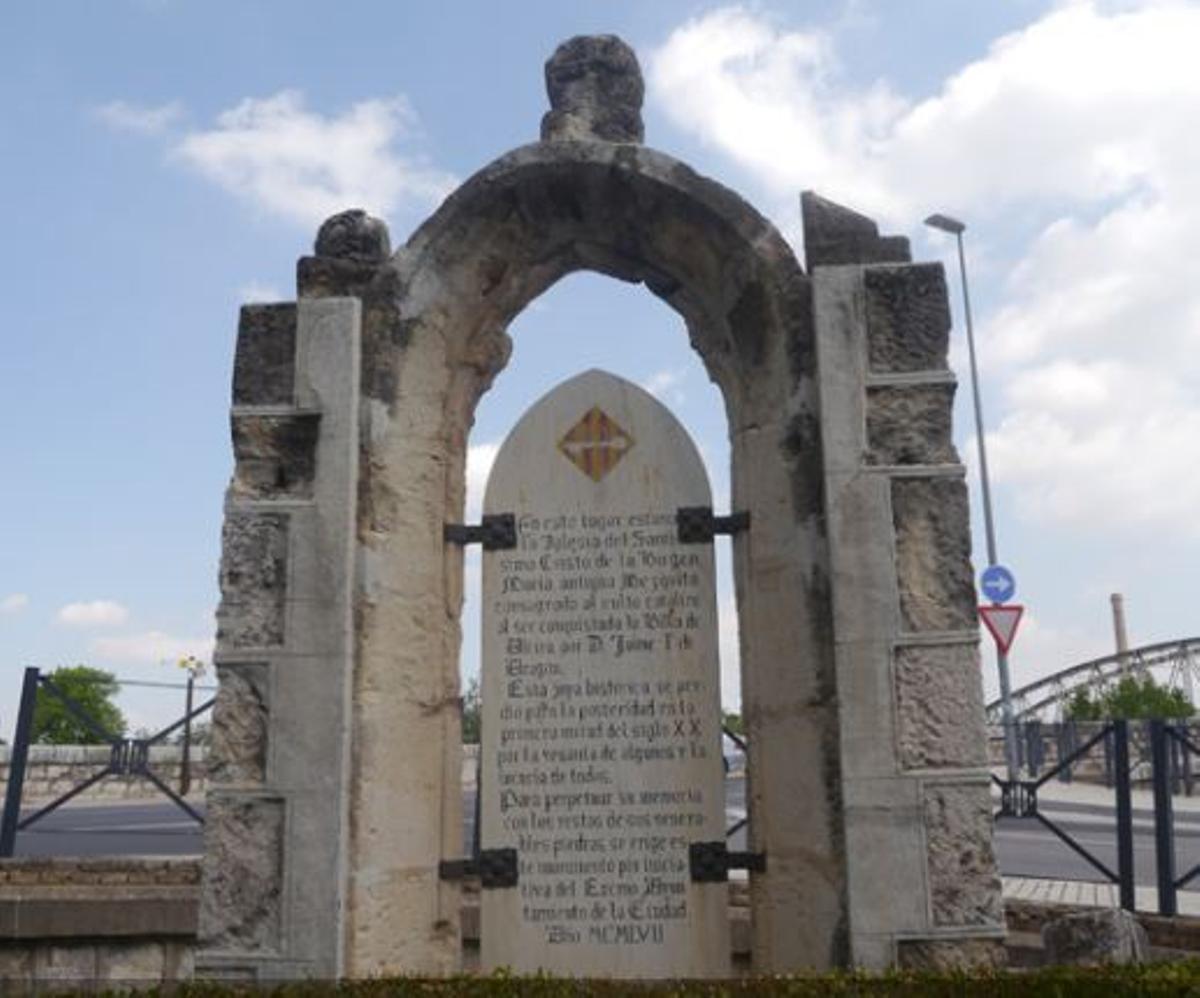 Restes que recorden l'església de Santa Maria.