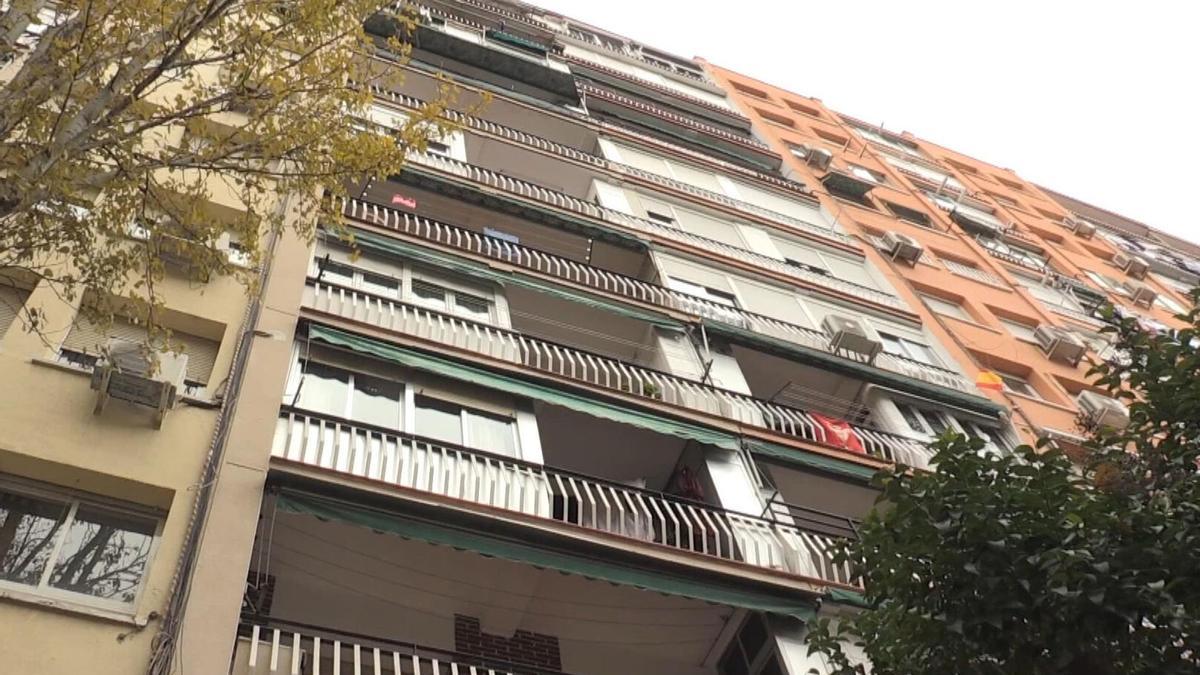 Muere una mujer tras precipitarse desde un décimo piso en Madrid con sus dos hijos de 3 años, heridos muy graves