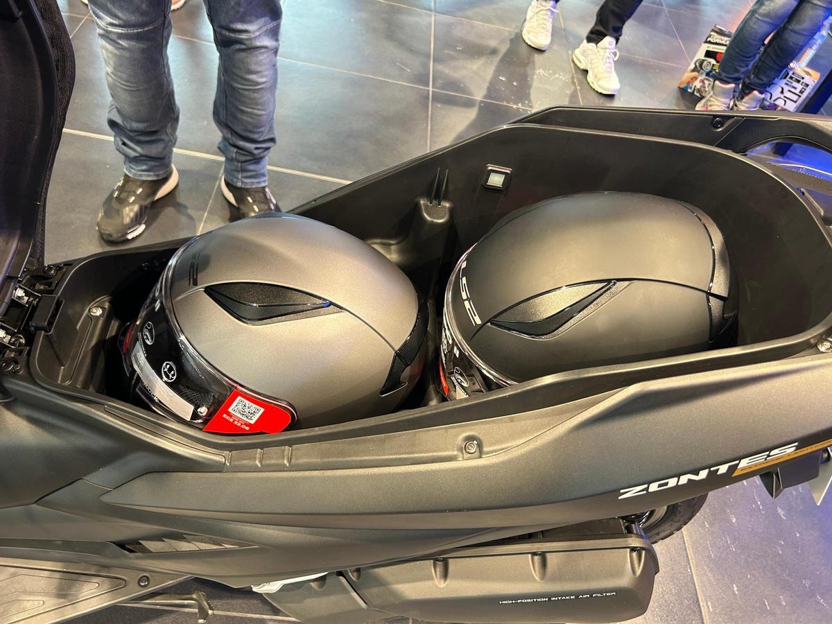 Bajo el asiento encontramos espacio para guardar dos cascos integrales