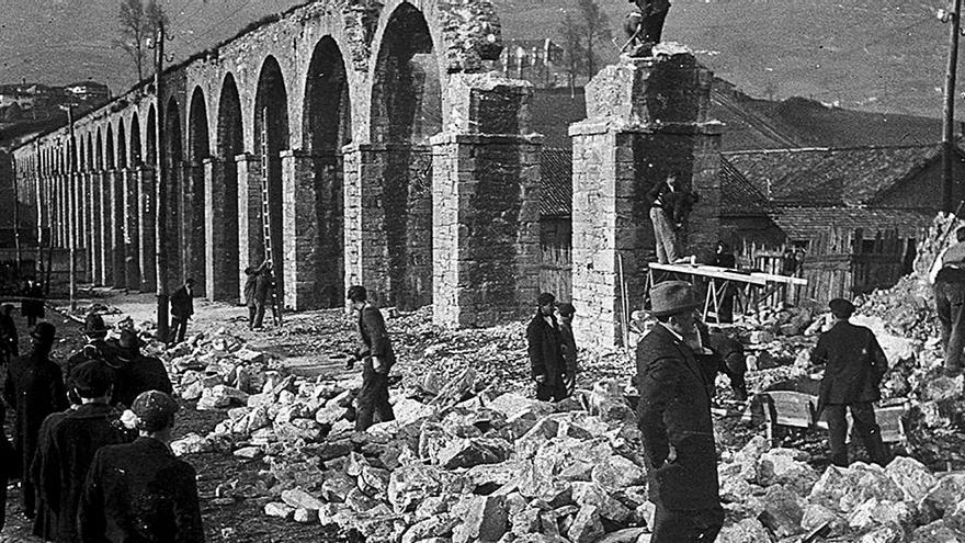 El derribo del acueducto de los Pilares, en 1916, en una imagen tomada por Celso Gómez. | Muséu del Pueblu d’Asturies