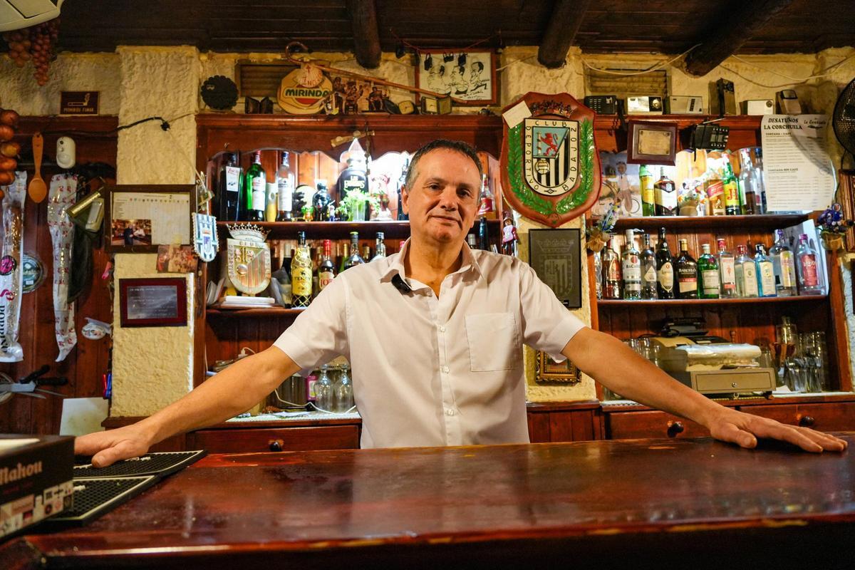 Andrés Jiménez, detras de la barra en La Corchuela.