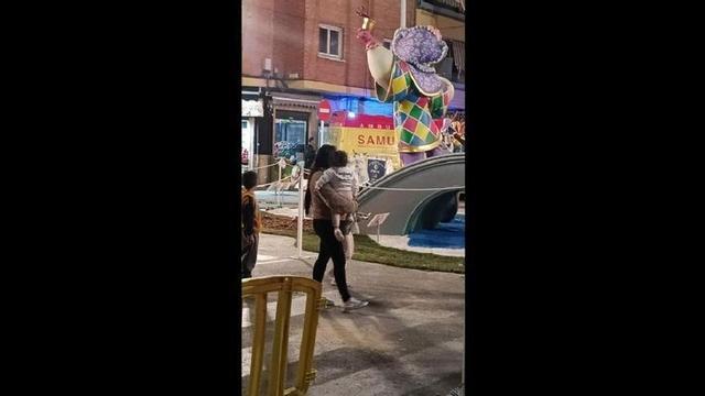 La ambulancia del SAMU, en el lugar del accidente, mientras el equipo médico atiende al niño.