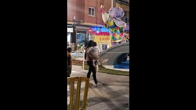 La ambulancia del SAMU, en el lugar del accidente, mientras el equipo médico atiende al niño.
