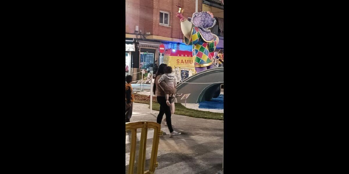 La ambulancia del SAMU, en el lugar del accidente, mientras el equipo médico atiende al niño