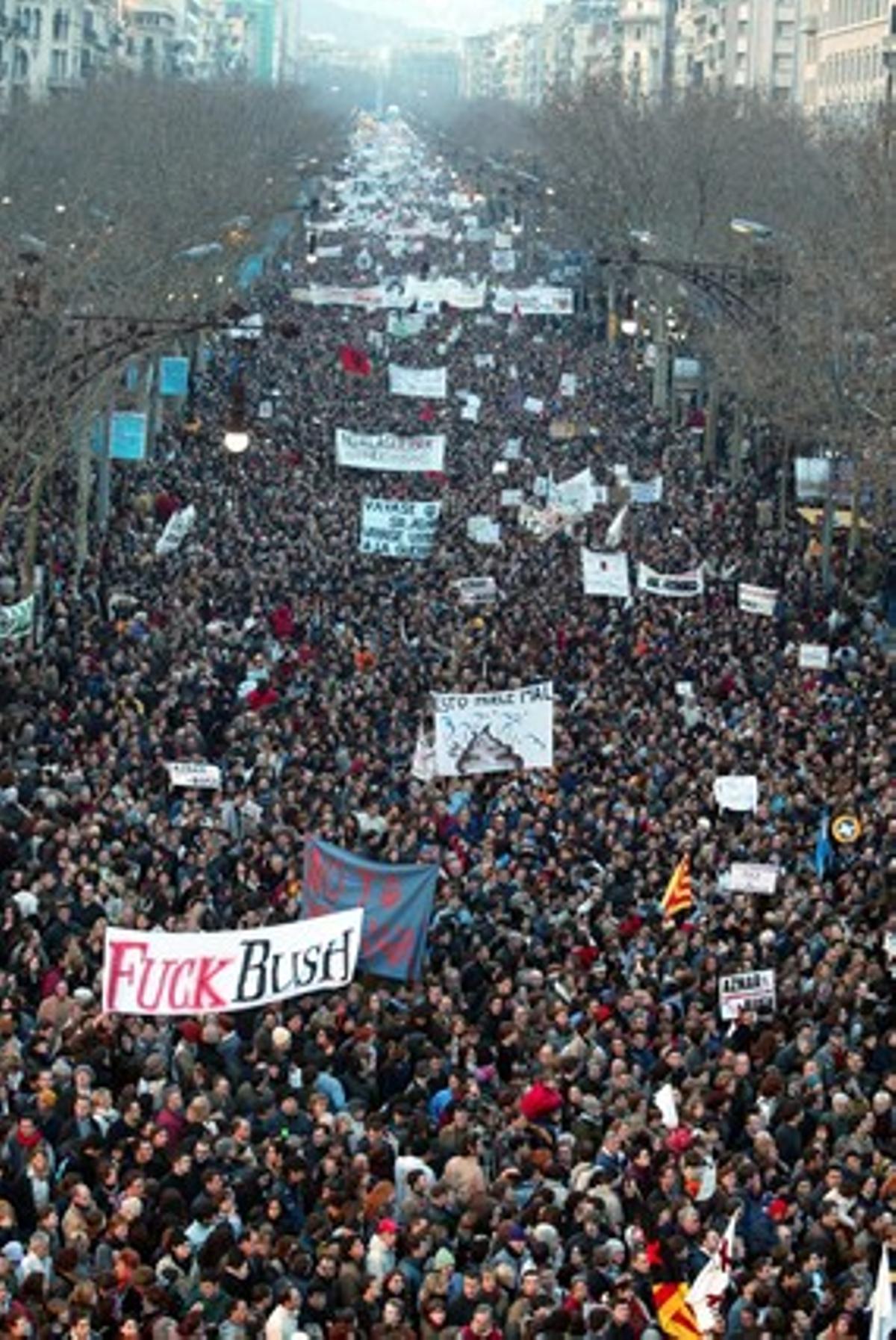 La marea humana inunda el paseo de Gràcia, entre la Gran Via, en primer término de la fotografía, y la Diagonal, al fondo, a las seis de la tarde, aproximadamente.