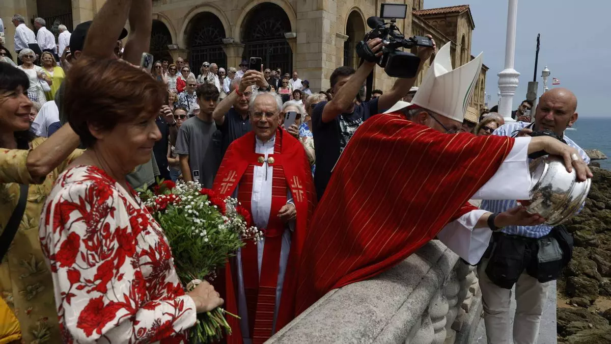 Mejoras para Cimavilla, un ascenso del Sporting, Naval Azul, Tabacalera... así fue la multitudinaria bendición de las aguas por San Pedro en el "oasis" de Gijón