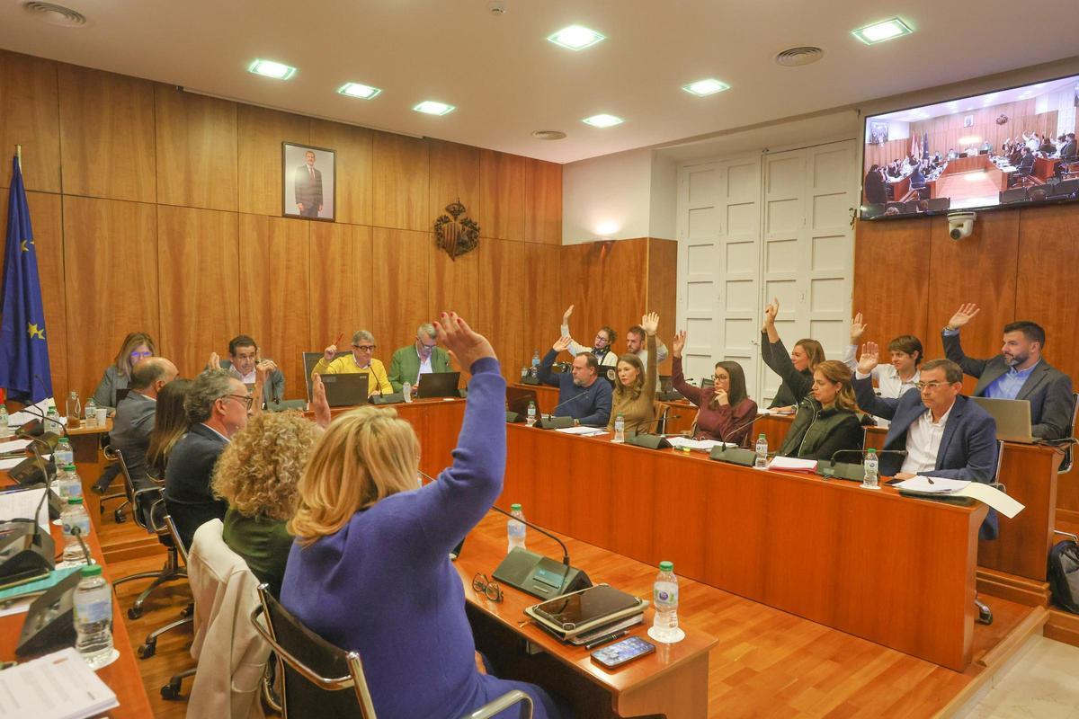 Todos los ediles levantan la mano a favor en el pleno en el punto del rechazo a las alegaciones de los vecinos.