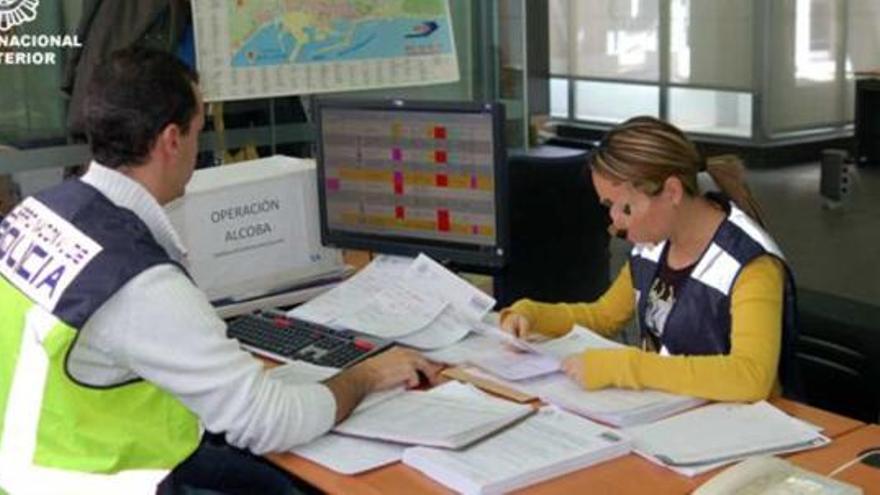 Dos agentes en plena investigación del caso.