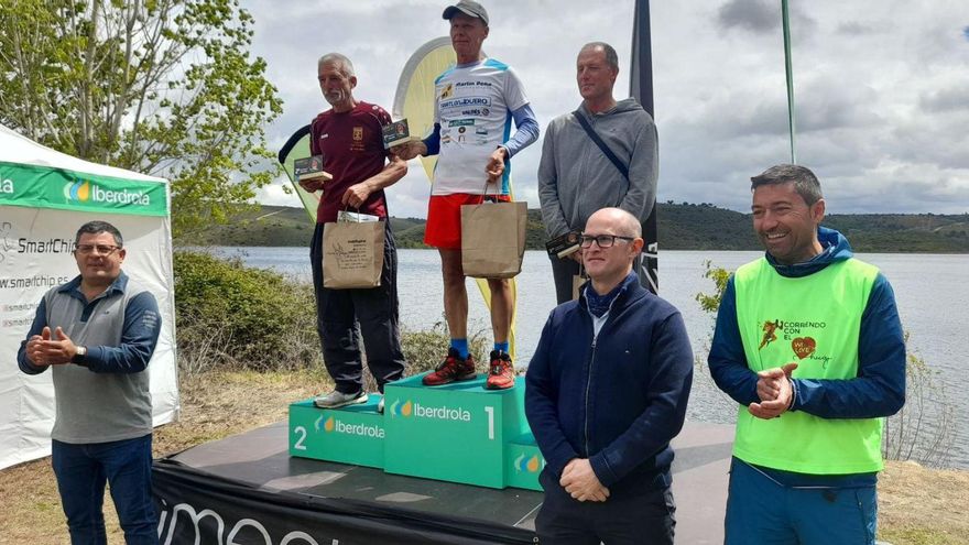 Representantes de Iberdrola, Ayuntamiento de Muelas, Caja Rural y Asociación con Hugo, entregaron los trofeos. | LOZ