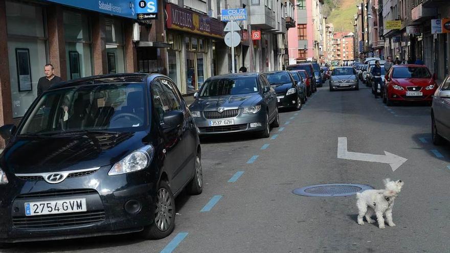 Vehículos aparcados en la zona azul de la calle Doce de Octubre.