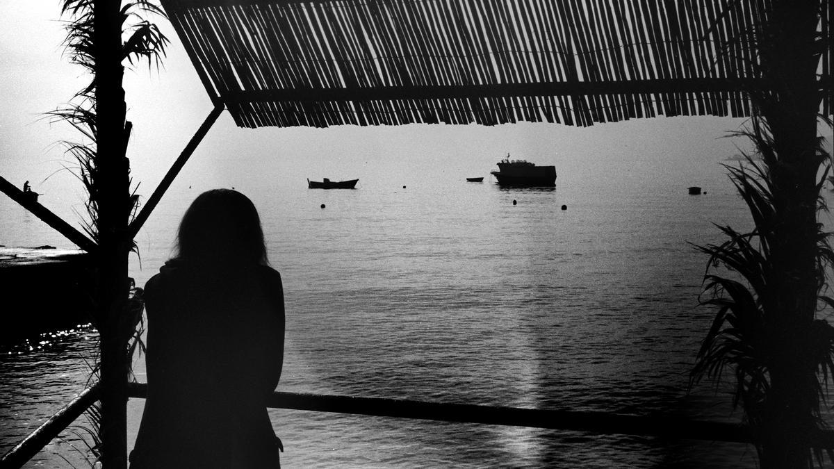 Una mujer observa el mar en una terraza de Isleta del Moro, en Cabo de Gata, el 30 de diciembre de 2021.