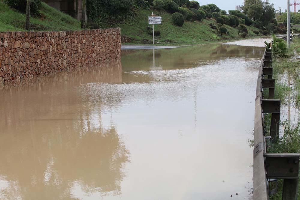 Rotonda de Pacha y Suministros Ibiza y torrente a su paso por Puig d'en Valls.