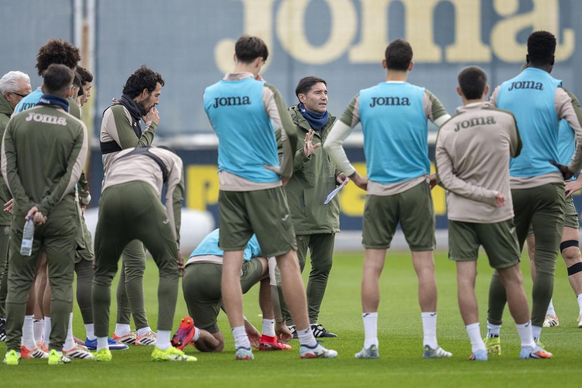 Marcelino da órdenes durante el entrenamiento de ayer.