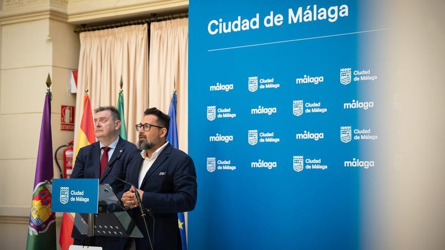El concejal delegado de Vivienda y Regeneración Urbana, Francisco Pomares, y el presidente del Colegio Oficial de Administradores de Fincas de Málaga y Melilla, Manuel Jiménez Caro, en rueda de prensa